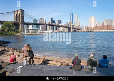 Visitors looking at Brooklyn Bridge and  Manhattan skyline, from Brooklyn Bridge Park, New York city, USA Stock Photo