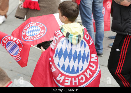 Bayern Muenchen presenting the trophy to the fans at Marienplatz after winning the DFB Cup Final match.  Featuring: Fans Where: Munich, Germany When: 18 May 2014 Stock Photo