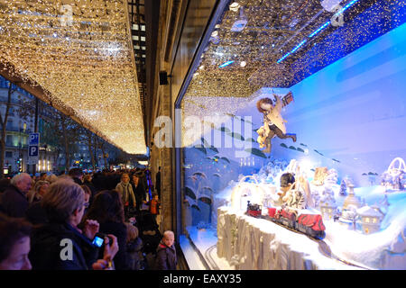 Paris, France. 21st Nov, 2014. Christmas decorations and shopping in Paris. Window shopping viewing Burberry window display at Printemps department store. Credit:  Paul Quayle/Alamy Live News Stock Photo