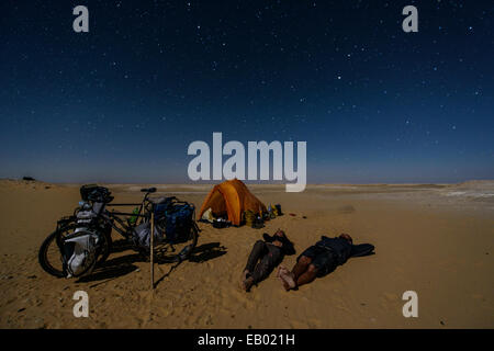 Couple sleeping under the stars in the Sahara Desert, Egypt Stock Photo