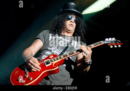 The guitarist Slash performs on stage during his German tour at the Zenith in Munich, Germany, 22 November 2014. Photo:  Sven Hoppe/dpa Stock Photo