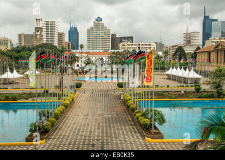 Courtyard surrounding the Jomo Kenyatta statue in front of the Kenyatta International Conference Centre in Nairobi Stock Photo