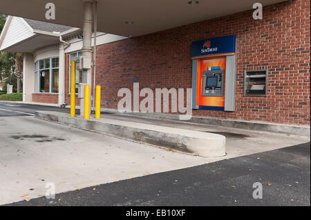 Sun Trust ATM Check Cashing Deposit Drive thru Banking located in Central Florida USA Stock Photo