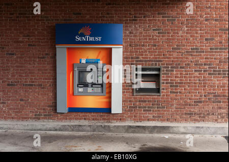 Sun Trust ATM Check Cashing Deposit Drive thru Banking located in Central Florida USA Stock Photo