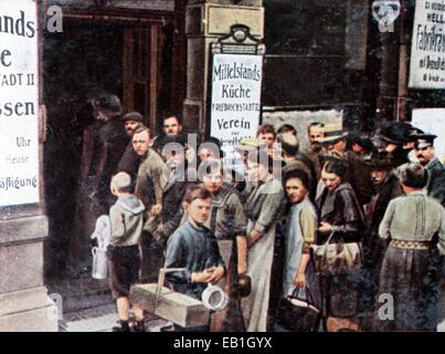 The contemporary colorized German propaganda photo shows men, women and children queueing in front of a food bank for the needy in Berlin-Friedrichstadt around 1915. Photo: Neumann Archive - NO WIRE SERVICE - Stock Photo