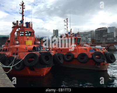 Vigo, Spain. 18th Nov, 2014. Tugboats in the harbour of the Northern Spanish town of Vigo, Spain, 18 November 2014. Photo: Carmen Jaspersen/dpa/Alamy Live News Stock Photo