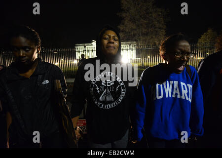 Washington, DC, USA. 24th Nov, 2014. Protesters gather at the White House Monday night to denounce a grand jury's decision not to indict Darren Wilson, a white police officer who shot and killed an unarmed black teenager in Ferguson, Missouri in August. Credit:  Miguel Juarez Lugo/ZUMA Wire/Alamy Live News Stock Photo