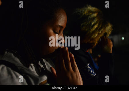 Washington, DC, USA. 24th Nov, 2014. Protesters pray at the White House Monday night following a grand jury's decision not to indict Darren Wilson, a white police officer who shot and killed an unarmed black teenager in Ferguson, Missouri in August. Credit:  Miguel Juarez Lugo/ZUMA Wire/Alamy Live News Stock Photo