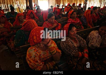 Guna indian women hi-res stock photography and images - Alamy