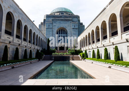 Cloisters containing the Roll of Honour overlook the Memorial Courtyard, Eternal Flame and Memorial Pool leading to the Hall of Memory. Stock Photo
