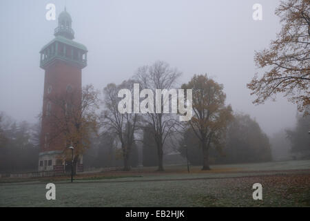 foggy and frosty morning in queens park loughborough with the carillon war memorial in the background Stock Photo