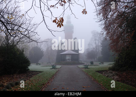 foggy and frosty morning in queens park loughborough with the carillon war memorial in the background Stock Photo