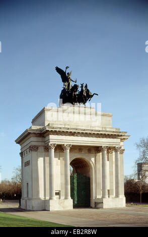Wellington Arch built in 1830, large bronze sculpture added 1912, Hyde Park Corner, Westminster, London, England, UK.