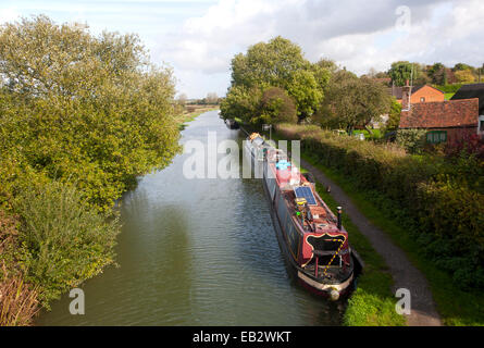 Narrow boats on Kennet and Avon canal, Great Bedwyn, Wiltshire, England, UK Stock Photo
