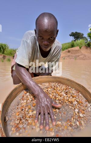 Diamond hunter searching for diamonds with a sieve, near Koidu, Koidu-Sefadu, Kono District, Eastern Province, Sierra Leone Stock Photo