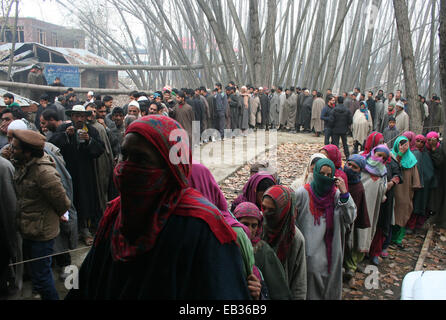 Srinagar, Kashmir. 25th November, 2014. Kashmiris stand in queue to cast their votes outside a polling station during the first phase of voting to the Jammu and Kashmir state assembly elections at shadi pora, outskirts of Srinagar, Indian controlled Kashmir. Thousands lined up to cast their votes amid a boycott call by Muslim separatist groups who reject India's sovereignty over the disputed Himalayan region. Credit:  sofi suhail/Alamy Live News Stock Photo