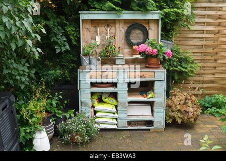 Work table made of wooden pallets Stock Photo - Alamy