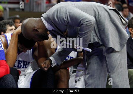 November 24, 2014: Philadelphia 76ers assistant coach Lloyd Pierce talks with forward Brandon Davies (0), who sits on the bench after committing a foul, during the NBA game between the Portland Trail Blazers and the Philadelphia 76ers at the Wells Fargo Center in Philadelphia, Pennsylvania. The Portland Trail Blazers won 114-104. Stock Photo