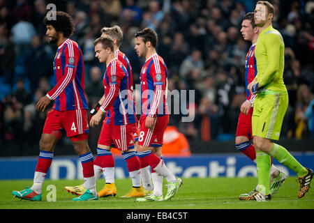 Manchester, UK. 25th Nov, 2014. Munich's Dante (L-R), Xherdan Shaqiri, Bastian Schweinsteiger, Juan Bernat, Pierre-Emile Hoejbjerg and Goalkeeper Manuel Neuer and Arjen Robben leave the pitch after the UEFA Champions League Group E soccer match between Manchester City FC and Bayern Munich at Etihad Stadium in Manchester, Great Britain, 25 November 2014. Credit:  dpa picture alliance/Alamy Live News Stock Photo