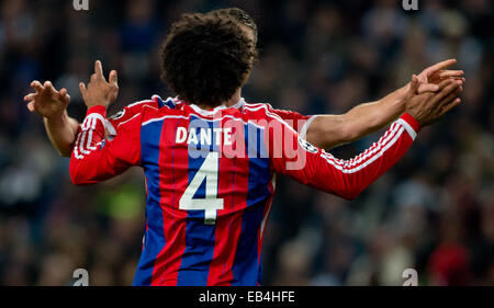 Manchester, UK. 25th Nov, 2014. Munich's Xabi Alonso celebrates after scoring the 1-1 with teammate Dante during the UEFA Champions League Group E soccer match between Manchester City FC and Bayern Munich at Etihad Stadium in Manchester, Great Britain, 25 November 2014. Credit:  dpa picture alliance/Alamy Live News Stock Photo