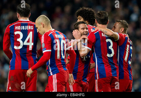 Manchester, UK. 25th Nov, 2014. Munich's Xabi Alonso celebrates after scoring the 1-1 with teammates Pierre-Emile Höjbjerg, Arjen Robben, Juan Bernat, Dante and Rafinha during the UEFA Champions League Group E soccer match between Manchester City FC and Bayern Munich at Etihad Stadium in Manchester, Great Britain, 25 November 2014. Credit:  dpa picture alliance/Alamy Live News Stock Photo