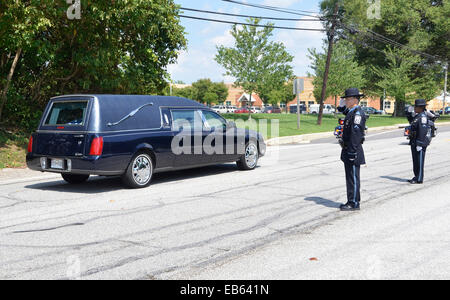 Two Anne Arundel County Police Officers salute the hearse containing the body of fallen  Prince George's County,md  Officer Stock Photo