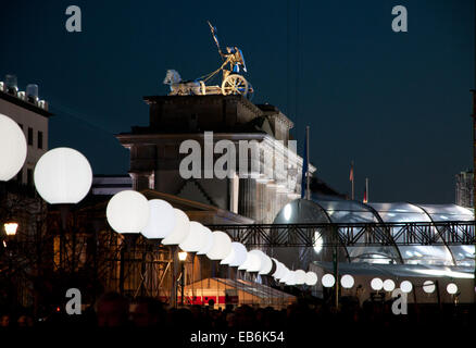 Luminous balloons marking line of Berlin Wall set up in front of Brandenburg Gate for 25th anniversary of the fall of the Berlin Stock Photo