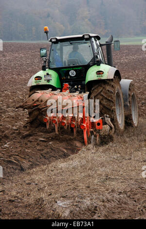 Plowing a field in Reichenhausen in the Biosphere Reserve of rhoen. Processing of agricultural land takes place in this environment in terms of conservation and sustainability. Photo: Klaus Nowottnick Date: 11/04/2014 Stock Photo