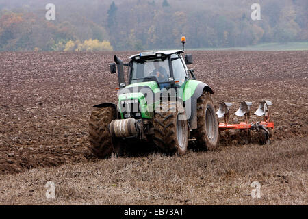 Plowing a field in Reichenhausen in the Biosphere Reserve of rhoen. Processing of agricultural land takes place in this environment in terms of conservation and sustainability. Photo: Klaus Nowottnick Date: 11/04/2014 Stock Photo