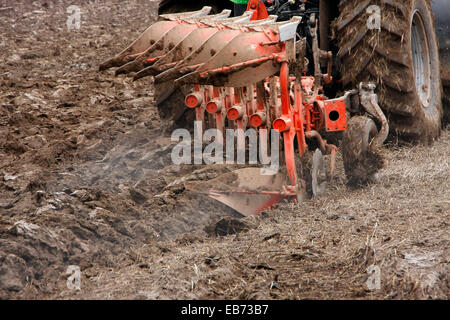 Plowing a field in Reichenhausen in the Biosphere Reserve of rhoen. Processing of agricultural land takes place in this environment in terms of conservation and sustainability. Photo: Klaus Nowottnick Date: 11/04/2014 Stock Photo