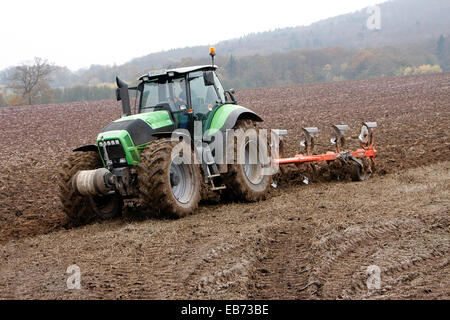 Plowing a field in Reichenhausen in the Biosphere Reserve of rhoen. Processing of agricultural land takes place in this environment in terms of conservation and sustainability. Photo: Klaus Nowottnick Date: 11/04/2014 Stock Photo