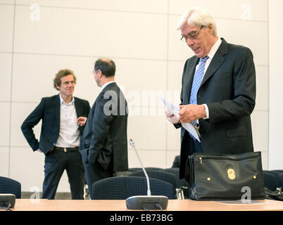 Munich, Germany. 27th Nov, 2014. Former CEO of BayernLB Werner Schmidt (R) in the courtroom in Munich, Germany, 27 November 2014. The trial for the repayment of billions of credit payments to BaynerLB by its former subsidiary Hypo Alpe Adria continues with Schmidt's testimony. Photo: NICOLAS ARMER/dpa/Alamy Live News Stock Photo