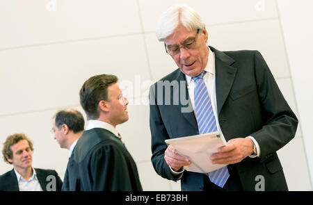 Munich, Germany. 27th Nov, 2014. Former CEO of BayernLB Werner Schmidt (R) in the courtroom in Munich, Germany, 27 November 2014. The trial for the repayment of billions of credit payments to BaynerLB by its former subsidiary Hypo Alpe Adria continues with Schmidt's testimony. Photo: NICOLAS ARMER/dpa/Alamy Live News Stock Photo