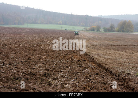 Plowing a field in Reichenhausen in the Biosphere Reserve of rhoen. Processing of agricultural land takes place in this environment in terms of conservation and sustainability. Photo: Klaus Nowottnick Date: 11/04/2014 Stock Photo