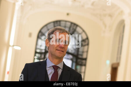 Munich, Germany. 27th Nov, 2014. Head of the Banking Federation Michael Kemmer goes upstairs in the palace of justice in Munich, Germany, 27 November 2014. The trial for the repayment of billions of credit payments to BaynerLB by its former subsidiary Hypo Alpe Adria continues with Schmidt's testimony. Photo: NICOLAS ARMER/dpa/Alamy Live News Stock Photo