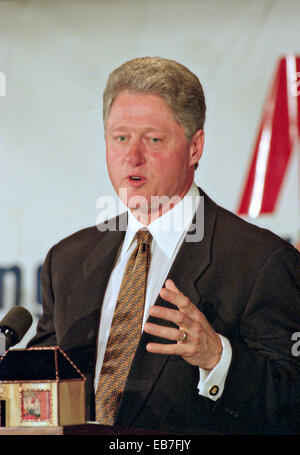 US President Bill Clinton addresses the National Jewish Democratic Council November 2, 1995 in Washington, DC. Stock Photo
