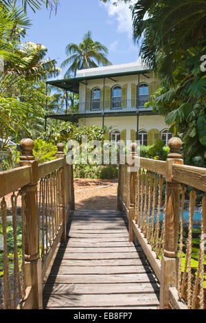 WOODEN GARDEN FOOTBRIDGE ERNEST HEMINGWAY HOME MUSEUM (©ASA TIFT 1851) KEY WEST OLD TOWN HISTORIC DISTRICT FLORIDA USA Stock Photo