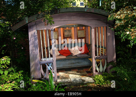 Summerhouse designed by Richard Craven in Ludlow, Shropshire, UK Stock Photo