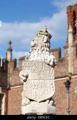 UK, London, Hampton Court, the 'Lion of England' Statue at the gateway entrance. Stock Photo