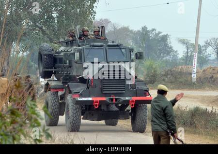 Indian Army soldiers arrive at the site of ongoing encounter between Indian Army and armed terrorists at Kadhar village near International Border between India and Pakistan in Arnia Sector about 50 km from Jammu on November 27, 2014. Nine persons have died so far in the encounter that started earlier in the day. The dead include three armed millitants believed to have come across from Pakistan and Three Soldiers as well as Three civilians. © Stringer/Pacific Press/Alamy Live News Stock Photo