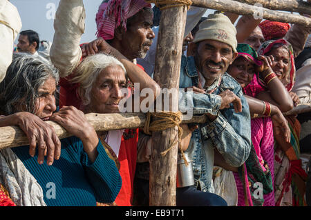 Pilgrims watching the procession of Shahi Snan, the royal bath, during Kumbha Mela festival, Allahabad, Uttar Pradesh, India Stock Photo