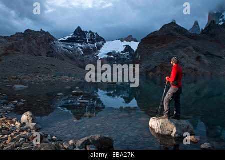 Hikers at the mountain lake Lago de los Tres with the Fitz Roy massif, Los Glaciares National Park, El Chaltén, Santa Cruz Stock Photo