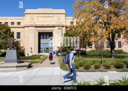 College students coming and going from Strong Hall, University of Kansas, Lawrence, Kansas Stock Photo