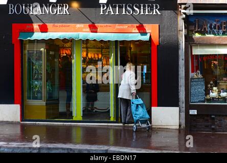 People buying bread in Boulangerie St Louis ,a bakery and pattissier on Rue Saint-Louis en l&#39;Île ...