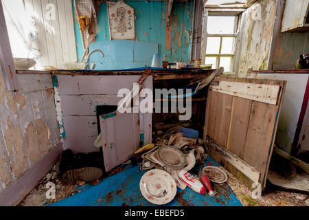 Abandoned dwelling at Lingreabhagh, Isle of Harris, Outer Hebrides, Scotland. The remains of hte kitchen is scattered around. Stock Photo