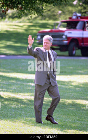 US President Bill Clinton waves as he walks across the South Lawn of the White House to board Marine One helicopter as he departs for the Governors Conference in Vermont on the South Lawn of the White House July 31, 1995 in Washington, DC. Stock Photo
