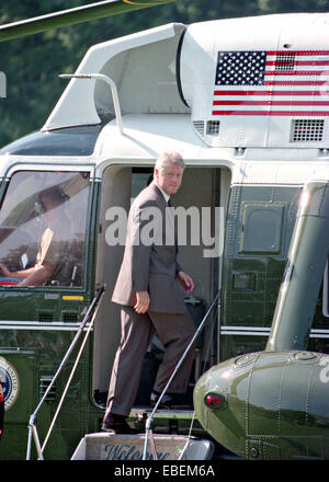 US President Bill Clinton boards Marine One helicopter as he departs for the Governors Conference in Vermont on the South Lawn of the White House July 31, 1995 in Washington, DC. Stock Photo