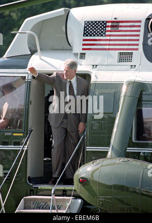 US President Bill Clinton waves as he boards Marine One helicopter as he departs for the Governors Conference in Vermont on the South Lawn of the White House July 31, 1995 in Washington, DC. Stock Photo