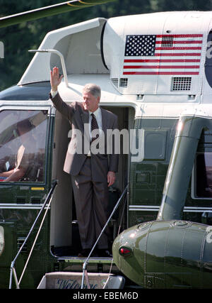 US President Bill Clinton waves as he boards Marine One helicopter as he departs for the Governors Conference in Vermont on the South Lawn of the White House July 31, 1995 in Washington, DC. Stock Photo