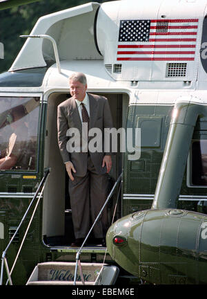 US President Bill Clinton boards Marine One helicopter as he departs for the Governors Conference in Vermont on the South Lawn of the White House July 31, 1995 in Washington, DC. Stock Photo